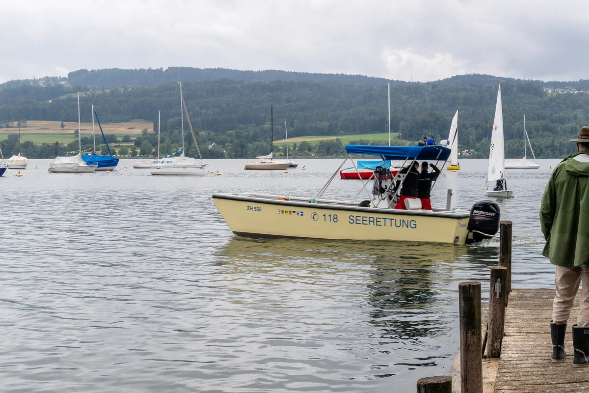 Mehrere Schiffe auf einem See. 